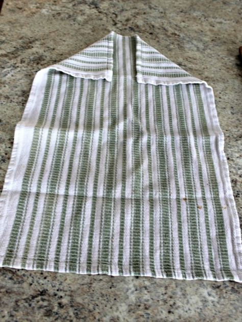 Tea Towel Apron Diy, Dishcloth Apron, Apron With Towel Attached, How To Make Aprons, Tea Towels Crafts, Dish Towel Crafts, Easy Apron, Kitchen Towels Crafts, Apron Sewing