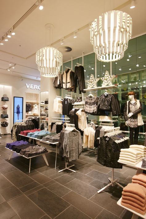 Vero Moda Flagship Store at Alexa Mall by Riis Retail, Berlin » Retail Design Blog Visual Merchandising Displays, Boutique Display, Store Interiors, Berlin Fashion, Display Furniture, Retail Store Design, Retail Design Blog, Retail Interior, Merchandising Displays