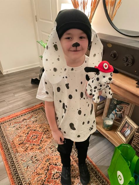 101 Dalmatian Shirt Diy, Diy Dalmation Costume Kids, Diy Dalmatian Costume, Dalmation Costume, Disfraces Ideas, Dalmatian Costume, Puppy Costume, Boy Diy, Diy Yarn