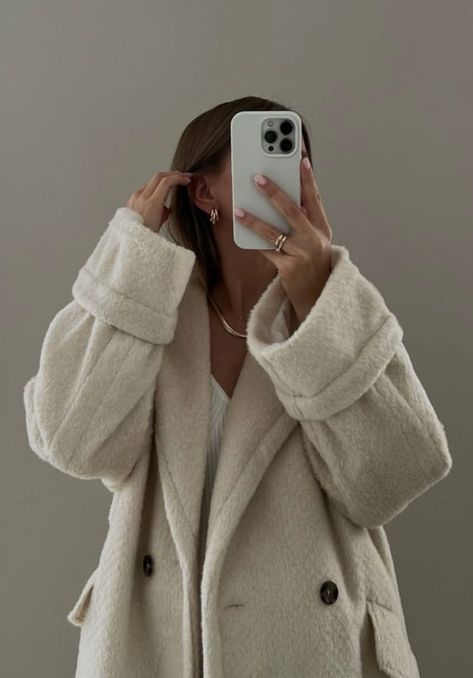 Cream Puffer Coat Outfit, Cream Puffer Coat, Puffer Coat Outfit, Neutral Color Outfits, Outfit Ideas Winter, Winter Outfits Aesthetic, Monochromatic Outfit, Winter Outfits Cold, Cosy Winter