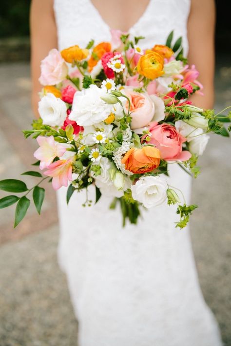 Daisy Bouquet Wedding, Colorful Bridal Bouquet, Wildflower Wedding Bouquet, Bridal Bouquet Spring, Summer Wedding Bouquets, Daisy Wedding, Daisy Bouquet, Spring Wedding Flowers, Countryside Wedding