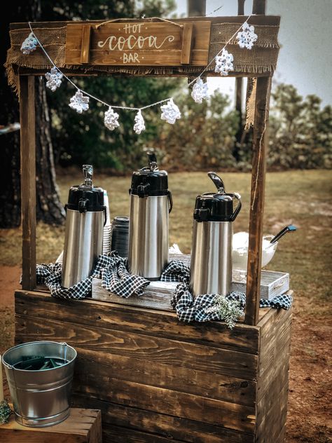 Hot Cocoa Bar Wedding, Wedding Hot Chocolate Bar, Diy Hot Cocoa Bar, Chocolate Bar Wedding, Hot Cocoa Party, Coffee Bar Wedding, Bar Wedding Reception, Cocoa Party, Cider Bar