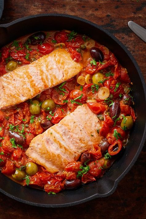 Midweek Dinner Recipes, Salmon Tomato Sauce, Simple Italian Dishes, Salmon Recipes Italian, Tomato Salmon Recipes, Salmon And Tomato Recipes, Italian Fish Dishes, Salmon Tomato Recipe, Salmon In Tomato Sauce Recipe