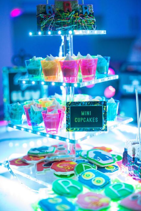 Neon Party Food Table, Glow Dessert Table, Neon Party Dessert Table, Neon Dessert Table, Neon Food Ideas, Glow Candy Bar, Glow Bar, 80s Desserts Themed Parties, Neon Desserts