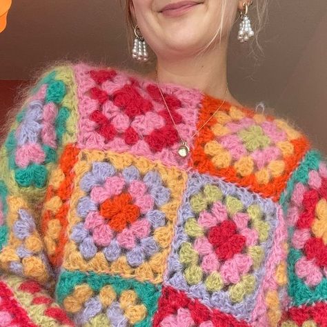 Knitted Square Sweater, Crochet Projects Multicolored Yarn, Crochet Jumper Granny Square, Granny Square Jumper Pattern Free, Granny Square Crafts, Granny Square Uses, Crochet Square Sweater, Granny Square Sweater Pattern Free, Crochet Granny Square Jumper