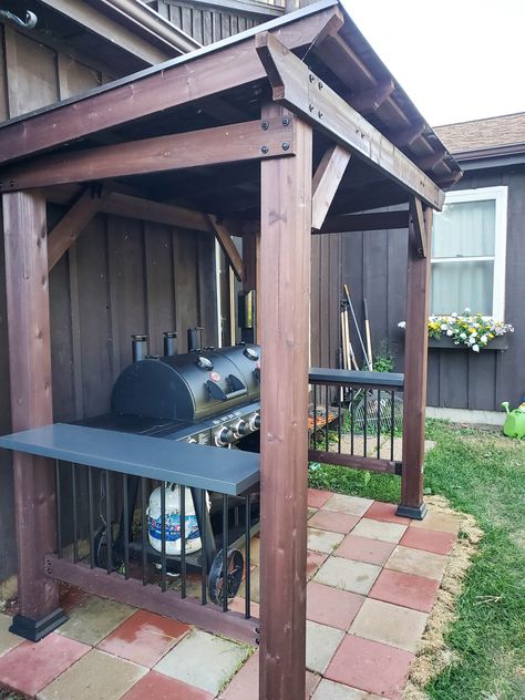 Smoker Shack Ideas, Small Outdoor Barbeque Area, Diy Grill Pergola, Grill Enclosure Diy, Bbq Shelter Ideas Diy, Diy Bbq Shack, Outdoor Grill Storage, Bbq Shack Backyard, Grilling Shack