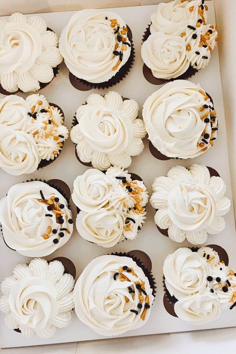 White Black And Gold Cupcakes, Black White And Gold Desserts, Golden Birthday Cupcakes, Gold Cupcakes Ideas, White And Gold Cupcakes, Black And Gold Cupcakes, Cupcake Filling Recipes, Cupcake Design Ideas, Chocolate Cupcakes Decoration