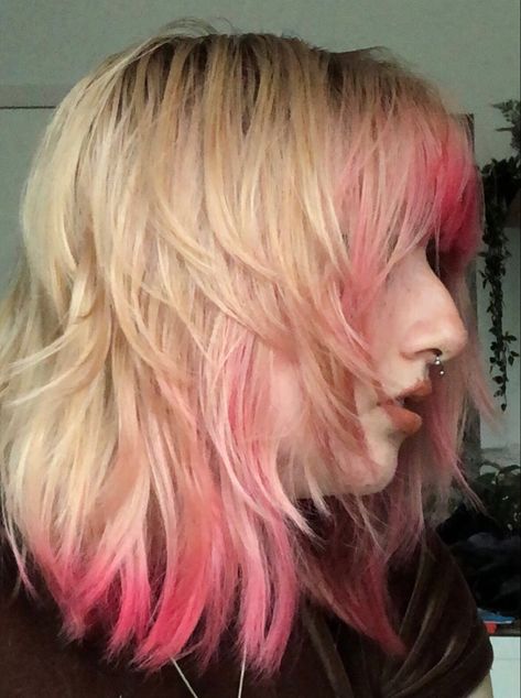 Blonde Hair With Light Pink Tips, Short Blonde Hair Pink Tips, Blond Hair Pink Tips, Red Frosted Tips Hair, Colorful Mullet Hair, Pink Frosted Tips Hair, Ends Of Hair Dyed Pink, Short Blonde Hair With Red Tips, Wavy Punk Hair