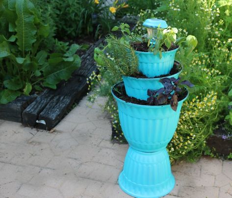 DIY Flower Pot Solar Light Planter Solar Light Projects, Solaire Diy, Diy Flower Pot, Solar Light Crafts, Solar Lights Diy, Solar Flower, Garden Ideas Cheap, Meteor Garden 2018, Diy Flower Pots