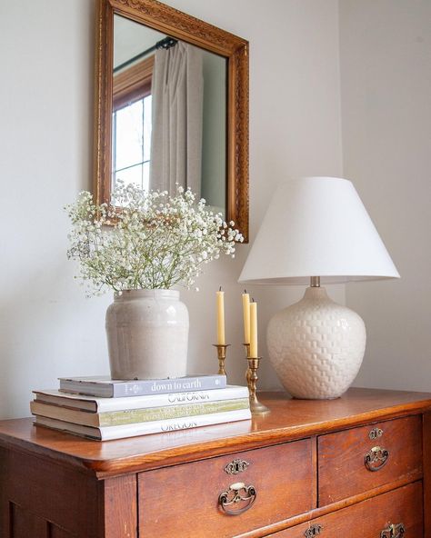 Entryway Table Antique, Vintage Style Living Room Antique, What To Put On Top Of Bookcase, Minimal French Decor, Personal Decor Ideas, Simple Vintage Home Decor, Antique Chic Decor, Subtle Spring Decor, Foyer Table Decor Entryway Traditional