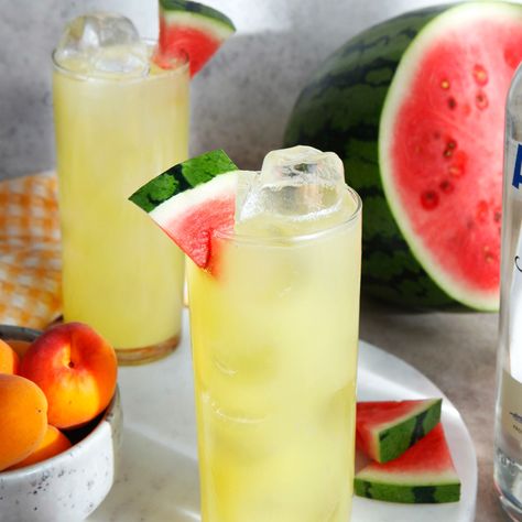 Create the perfect Melon Ball with this step-by-step guide. Fill a shaker with ice cubes. Add Absolut Vodka and melon liqueur. Shake and strain into a highball glass. Garnish with melon. Top up with pineapple juice. Absolut Vodka, Melon Liqueur, Melon, Pineapple Juice Cocktails With Pineapple, Pina Colada Malibu, Vodka Melon, Absolut Mango, Pineapple Cobbler, Absolut Citron, Juice Ice Cubes, Passion Fruit Syrup, Glass Garnish