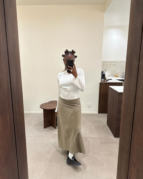 Skirt With Loafers Outfit, Skirt With Loafers, Long Skirt Outfit, Office Fits, Maxi Skirt Outfit, Girly Outfit, Loafers Outfit, Maxi Skirt Outfits, School Fits