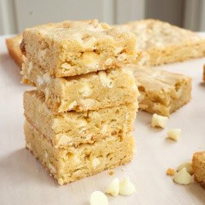 Easy Blondies Recipe - Small Town Woman Easy Blondies Recipe, How To Make Blondies, Blond Brownies, Easy Blondies, Blondies Recipe Easy, Vanilla Brownies, Small Town Woman, Blondie Bar, Freezer Containers