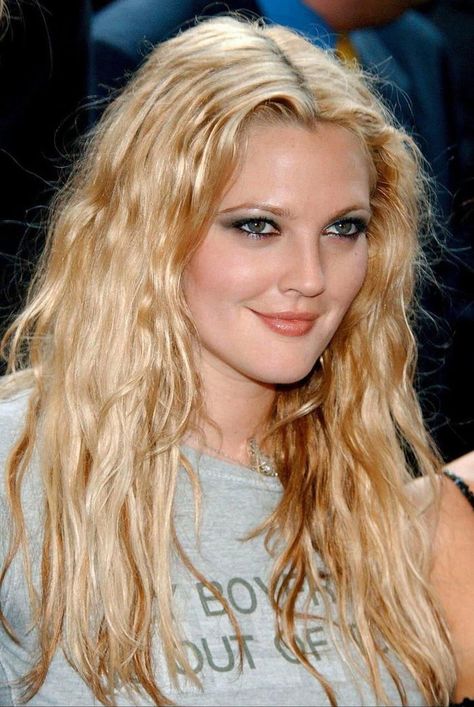 Drew Barrymore Hair, Drew Barrymore 90s, Drew Barrymore Style, Dolores Costello, 1990 Style, 90s Grunge Hair, Red Heads, Priscilla Presley, Actrices Hollywood