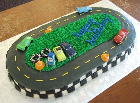 Boys birthday cake idea. Cars Cake Ideas, Race Track Cake, Racing Cake, Lightning Mcqueen Cake, 4de Verjaardag, Mcqueen Cake, Race Car Cakes, Hotwheels Birthday Party, Cars Birthday Cake