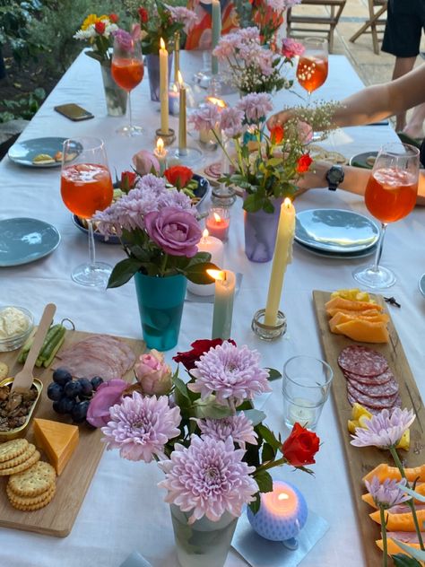 Garden Table Set Up, Long Table Dinner Party Outdoor, Dinner Party Table Aesthetic, Dinner Party Outside Backyards, Birthday Dinner Outdoor, Charcuterie Dinner Party, Summer Birthday Dinner Party, Birthday Dinner Backyard, Outdoor Table Set Up