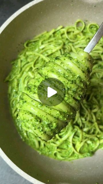 Linguine Pesto Recipes, Dizzy Cook, Spinach Pesto Pasta, Spinach Parmesan, Food Reels, Fast Easy Dinner, Antonio Vivaldi, Spinach Pesto, Pasta Pesto