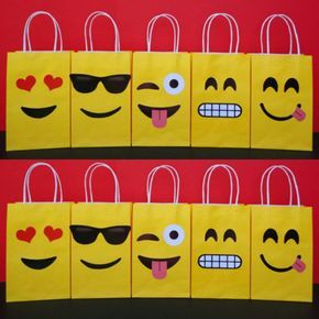 Free Emoji Printables, Emoji Party Favors, Emoji Party Decorations, Emoji Decorations, Party Emoji, Teenager Party, Free Emoji, Emoji Birthday Party, Birthday Goodie Bags