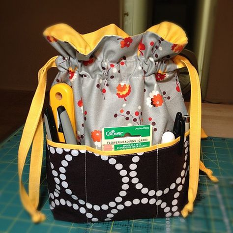 Drawstring Bag with added pockets by Sew-Fantastic Lined Drawstring Bag, Bingo Bag, Drawstring Bag Tutorials, Drawstring Bag Pattern, Bag Tutorials, Sew Sweetness, Quilted Bags, Sewing Kits, Sewing Purses