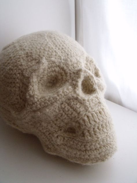 crochet skull Art Au Crochet, Crochet Pour Halloween, Skull Pillow, Skull Crafts, Halloween Memes, Crochet Skull, Confection Au Crochet, Diy Halloween Projects, Human Skull