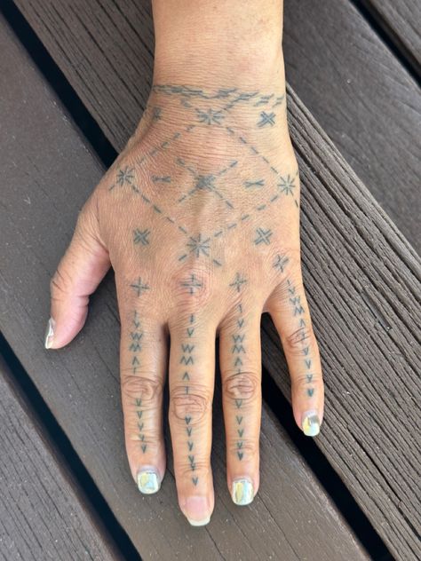 Samoan Hand Malu, Hawaiian Hand Tattoo, Samoan Hand Tattoo, Samoan Malu, Hawaiian Symbols, Poly Tattoo, Samoan Tattoos, Samoan Tattoo, Pretty Tattoos