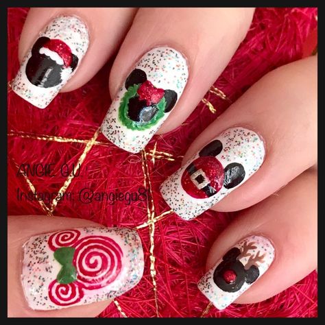 Christmas Minnie Nails, Mickey And Minnie Christmas Nails, Mickey Mouse Christmas Nails Design, Christmas Nails Mickey Mouse, Simple Christmas Disney Nails, Minnie Christmas Nails, Christmas Mickey Mouse Nails, Disney Holiday Nails Christmas, Christmas Disney Nails Acrylic