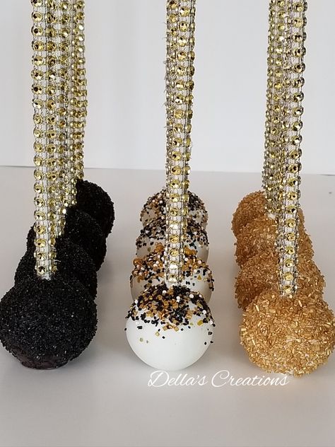 Black And Gold Desserts, Black And Gold Dessert Table Ideas, Black And Gold Cake Pops, Black And White Birthday Cake, 30s Birthday, Gold Dessert Table, White Birthday Cake, 50th Birthday Themes, Black And White Birthday