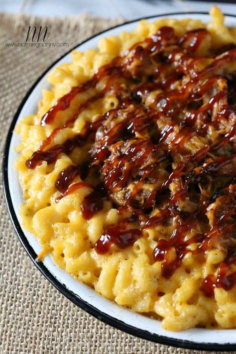 Pulled Pork Mac and Cheese {Piggy Mac}!  I would so love to dive into a bowl of this! Pulled Pork Mac And Cheese, Pork Mac And Cheese, Macncheese Recipe, Pulled Pork Leftovers, Honey Bbq, Pulled Pork Recipes, Bbq Pulled Pork, Macaroni Cheese, Bbq Pork