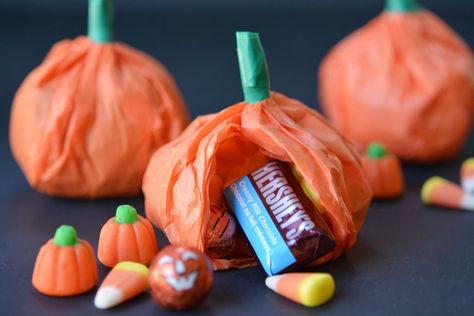 These tissue paper pumpkin favours are a great treat to send to school on Halloween or they make super cute party favours! Use them for any fall occasion! One Little Project, Pumpkin Candy Holder, Pumpkin Favors, Halloween Pumpkin Diy, Tissue Paper Craft, Halloween Infantil, Tissue Paper Crafts, Cute Diy Projects, Paper Craft Ideas