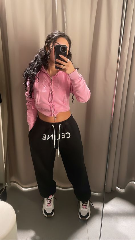 No Face Curly Hair, Trapstar Girl, Uk Drip Outfits Girl, Trapstar Women, Dior Mirror, Curly Hair Fashion, Dior B22, Dior Outfit, Uk Drip