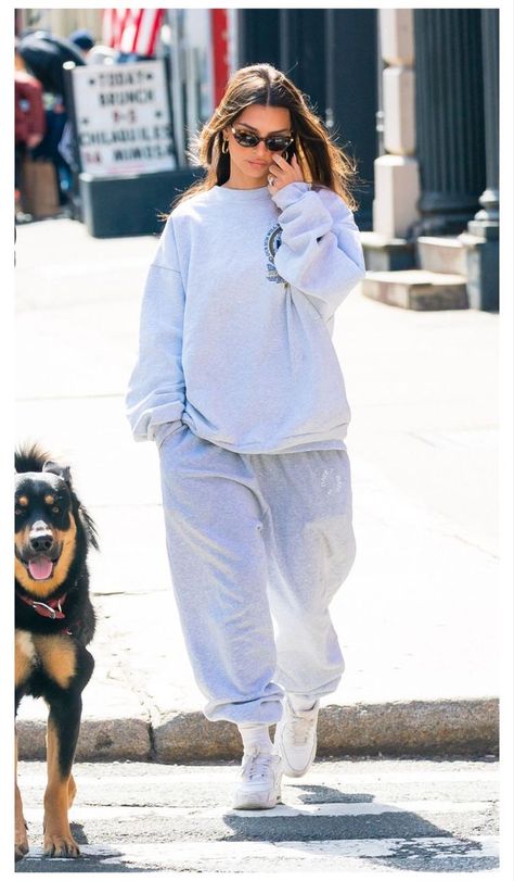 Cozy Sweatpants Outfits, Emily Ratajkowski Outfits, Emily Ratajkowski Style, Street Style New York, Sweatpants Outfits, Skandinavian Fashion, Sweatpants Style, Outfit Inspo Casual, Kaia Gerber