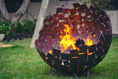 Fire Pit Metal Design, Outdoor Welding Projects, Horseshoe Fire Pit, Welding Fire Pit Ideas, Metal Fire Pit Ideas Backyard, Braseros Ideas, Welded Fire Pit, Fire Pit Gallery, Chicken Wire Art