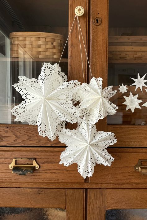 January Decorations Diy, Best Paper Snowflakes, Paper Star Snowflake, Paper Doily Stars, Dolly Snowflakes, Paper Doilie Snowflakes, Dolly Paper Snowflakes, Snowflakes Made From Paper Doilies, Paper Dollies Christmas Crafts