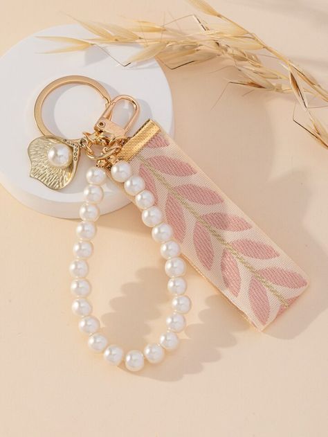 Pink Keychain Ideas, Classy Keychain, Pink Keychain, Accessorize Bags, Pearl Decorations, Diy Jewelry Unique, Clip On Charms, Pearl Decor, Keychain Design