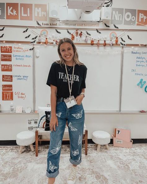 Teacher Shirt Outfits Elementary, Substitute Teacher Outfit Ideas, Skater Teacher Outfits, Trendy Teacher Outfits 2022, Field Trip Teacher Outfit, Childcare Teacher Outfits, Para Educator Outfits, Cute Kindergarten Teacher Outfits, 2nd Grade Teacher Outfits