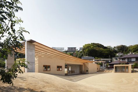 Double Roof House / SUEP. Completed in 2013 in Japan. Images by Kai Nakamura.  We thought to suspend a huge "SUDARE" on the site to create cool energy in its shadow and then locate four boxes that forming house at its bottom. The upper roof is made out of 75 mm by 75 mm thinned wood arranged in a checkerboard pattern.  The span between its ends is approx. 40 m. Modern Roofing, Roof House, Fibreglass Roof, Steel Roofing, Nature Architecture, Roof Architecture, One Story Homes, Glass Roof, House Roof