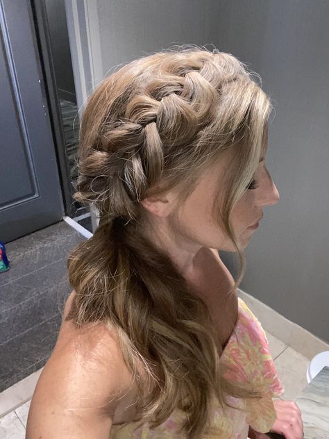 Homecoming Hairstyles Side Ponytail, Side Ponytail Formal Hairstyles, Side Brades Hair Styles, Easy Bridesmaid Hair Side Pony, Side Pony With Braid, Side Pony Prom Hair, Prom Hairstyles Side Ponytail, Bridesmaid Hairstyles Side Ponytail, French Braid Side Ponytail