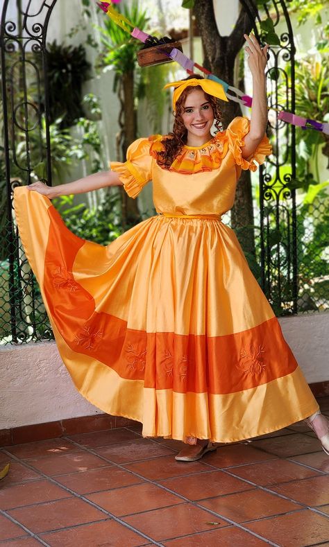 Pepa Madrigal from Encanto. Disney cosplay Encanto Trunk Or Treat, Encanto Cosplay, Pepa Madrigal, Princess Cosplay, Disney Cosplay, Group Costumes, Trunk Or Treat, Kids Stuff, Trunk