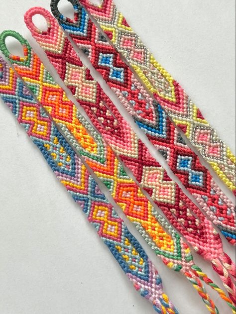 Bracelet Book Bracelets, Complex Friendship Bracelets, Braclet Book Patterns, Aztec Bracelet Pattern, Summer Bracelet Colors, Chevron Bracelet Pattern, Aztec Friendship Bracelet, Bracelet Book Patterns, Embroidery Bracelets Patterns