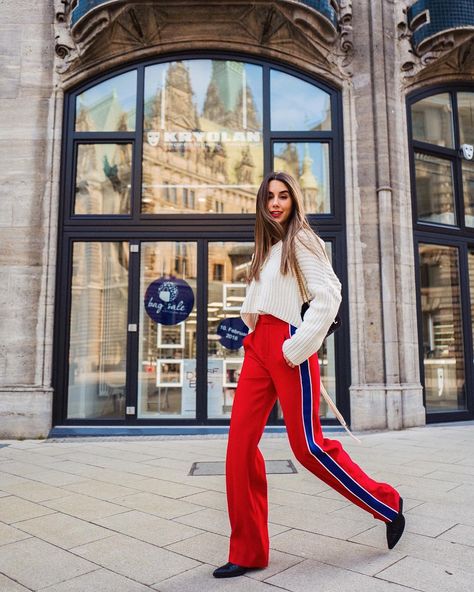 Take a walk on the wild side⚡️ #happyweekend Sweater Outfits Dressy, American Casual Style, Stripe Pants Outfit, Red Pants Outfit, Spring Sweater Outfits, Side Stripe Trousers, Zara Store, Red Trousers, Gingham Pants