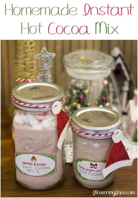 Homemade Instant Hot Cocoa via @FlourOnMyFace Cocoa Mix In A Jar, Diy Gifts In A Jar, Hot Cocoa Mix Recipe, Mix In A Jar, Hot Cocoa Gift, Diy Hot Cocoa, Diy Hot Chocolate, Homemade Wedding Gifts, Homemade Hot Cocoa