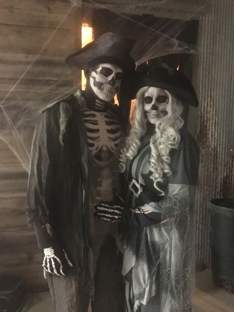 Scary Pirate Costume Woman, Skeleton Costume Men, Evil Pirate Costume, Costume Halloween Uomo, Skeleton Couples Costume, Creepy Couples Halloween Costumes, Spooky Pirate Costume, Scary Skeleton Costume, Skeleton Costume Couples