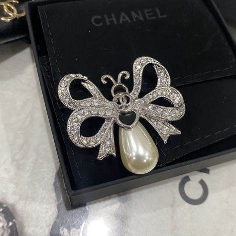 Chanel butterfly brooch Versace Earrings, Brand Clothes, Karate Kid, Butterfly Brooch, Ring Bracelet, Earring Necklace, Necklaces Bracelets, Versace, Prada