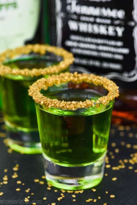 These Lucky Leprechaun Shots start with some whiskey and are the perfect cocktail for St. Patrick's Day! St Patty's Day Drinks, St Pattys Party, St Patricks Food, St Patricks Day Drinks, Irish Drinks, Lucky Leprechaun, Hp Sauce, St Patricks Day Food, Shakes Drinks