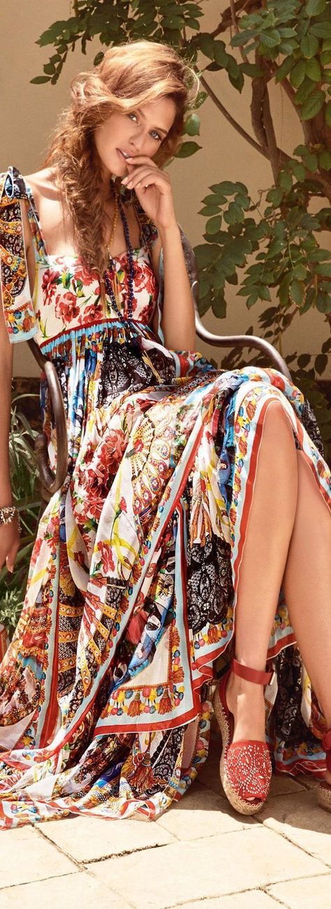 Dress and bag by Dolce & Gabbana : Espadrilles by Valentino Folk Outfit, Style Hippy, Mode Prints, Moda Hippie, Bianca Balti, Boho Mode, Estilo Hippy, Mode Hippie, Estilo Hippie