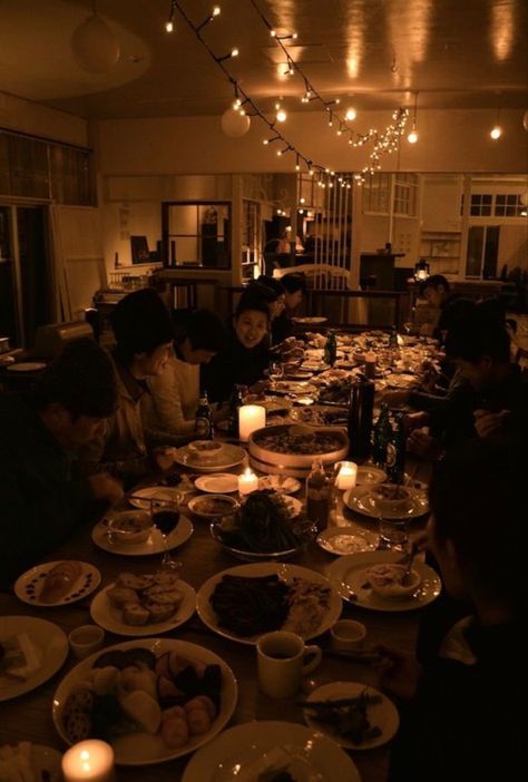 Dinner Party Fancy, Cosy Dinner Party, Candle Dinner Party, Christmas Dinner Friends, Christmas Dinner Table Food, Friend Dinner Party, Fancy Christmas Dinner, Aesthetic Dinner Table, Dinner With Friends Aesthetic