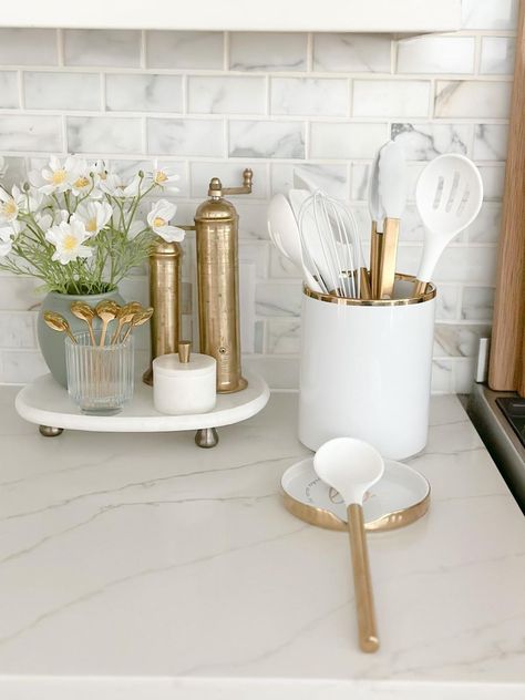 Gold Accents Kitchen Decor, Kitchen Utensils On Counter, Beautiful Kitchen Accessories, Gold White Kitchen Decor, Gold And Wood Kitchen Decor, White And Gold Home Aesthetic, Home Decor Ideas White And Gold, Kitchen Ideas Gold Accents, Gold Utensil Holder