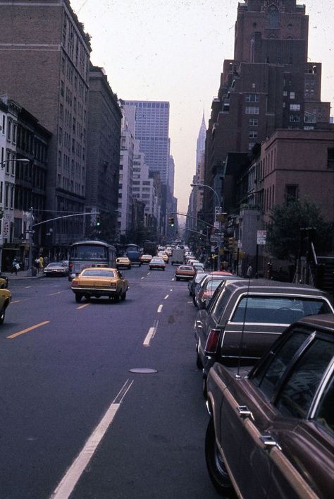 1970s New York City, Usa Cities, New York Subway, History Photos, U.s. States, City Wallpaper, City Streets, Bronx, Street Scenes