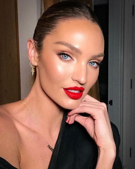 Red Eyeshadow Look, Red Lipstick Looks, Makeup Themes, Red Lips Makeup Look, Wedding Makeup Tutorial, Red Lipstick Makeup, Celebrity Makeup Looks, Red Lip Makeup, Beauty Make-up