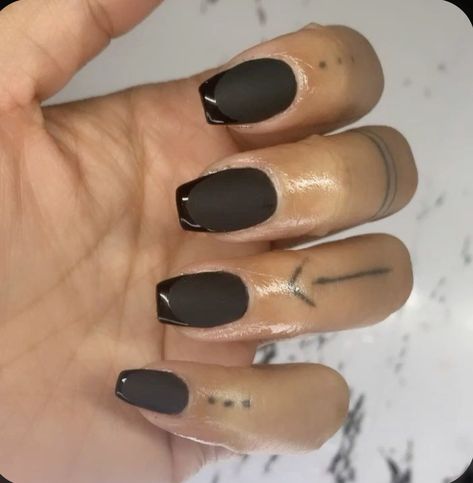 Matte Nails Black Glitter French Tips, Matt Black With Shiny Tip, Mat Black French Tip Nails, Black Nails With Matte French, Matte Black Nails With Gloss Tip, Matte Black Nails On Dark Skin, Matte French Tip Nails Short, Black Nails By Skin Tone Range, Matte Black Nails With Glossy Tips Coffin